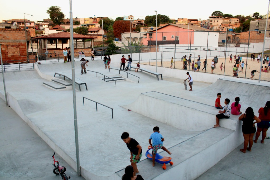 Crianças e jovens utilizando a pista de skate pública